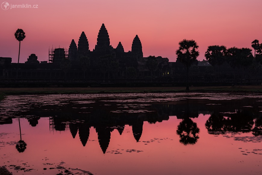 Angkor Wat před úsvitem