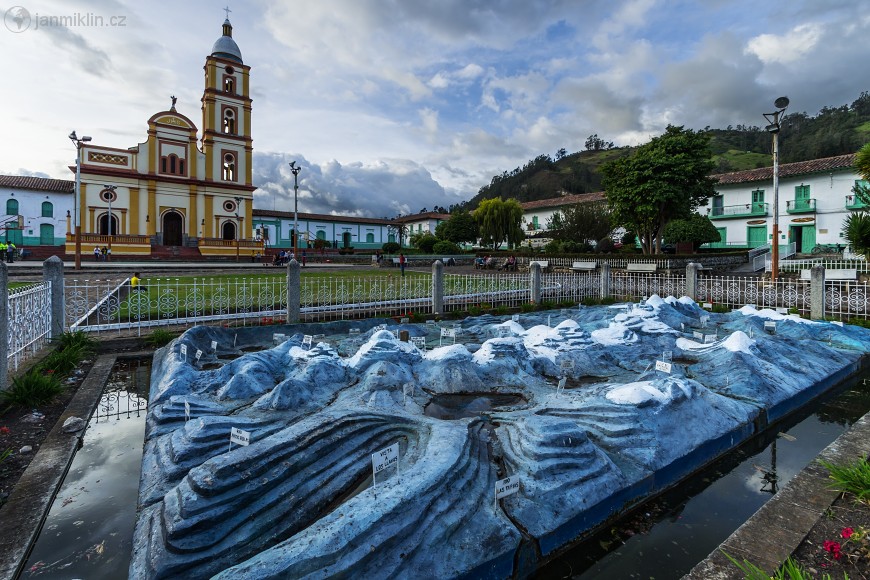 model hor na náměstí v Cocuy