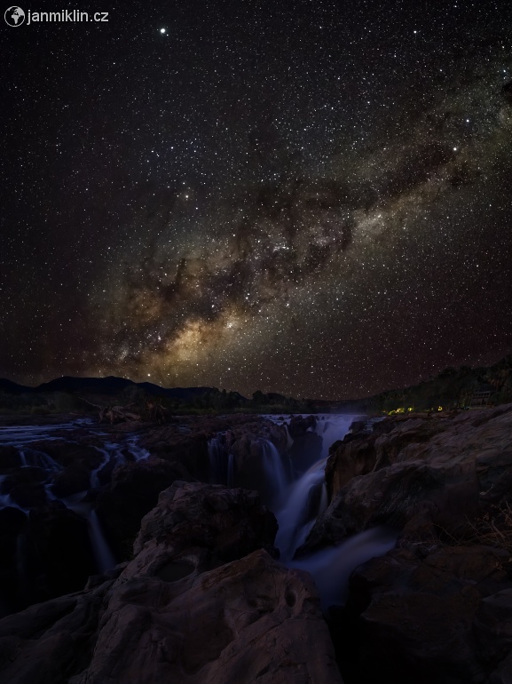 Noční nebe nad vodopády Epupa
