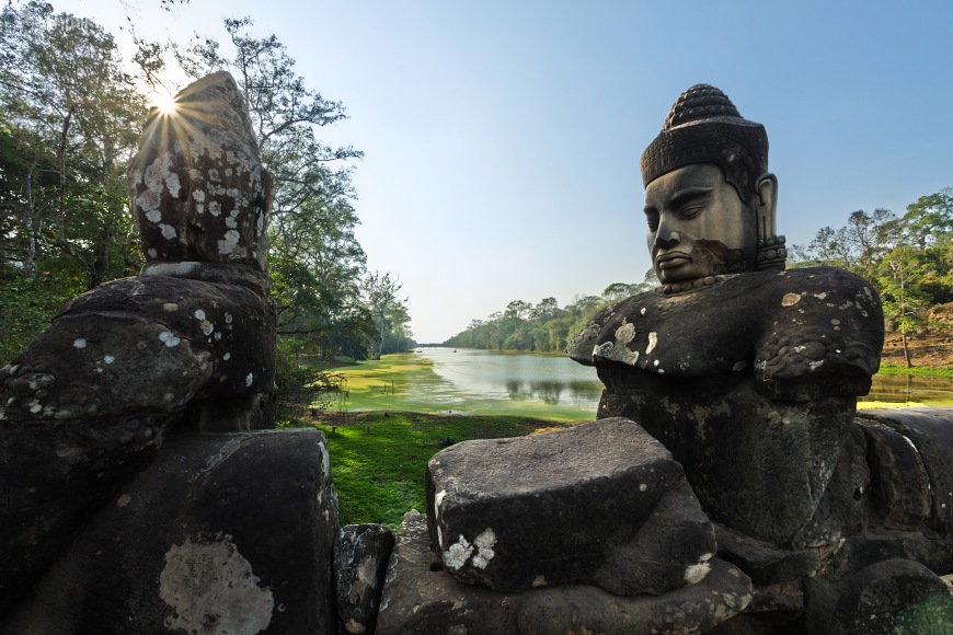 sochy u jižní brány Angkor Thomu