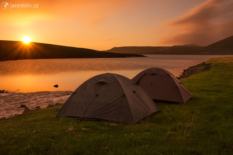 Tábor u jezera Akna