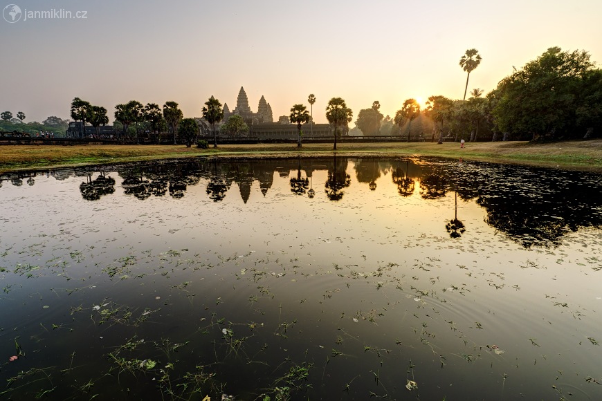východ slunce za Angkor Watem
