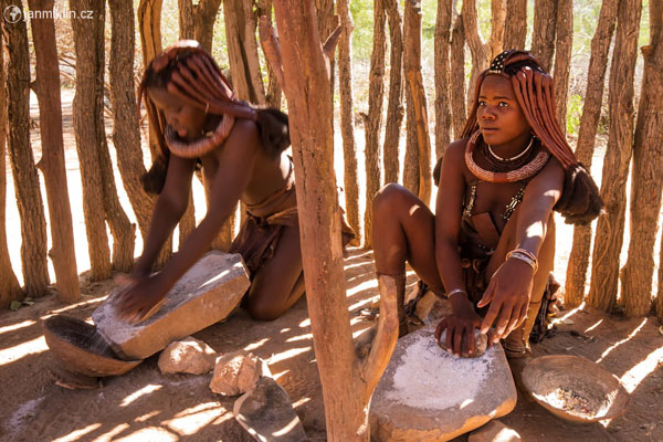 Himbové: mletí mouky