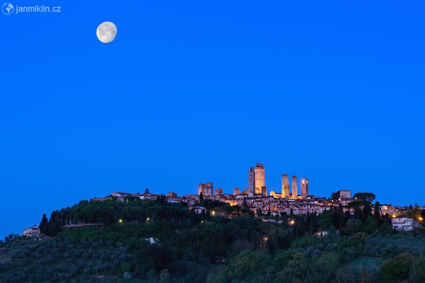 Měsíc nad San Gimignano