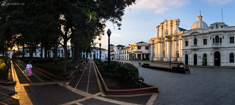 Parque Caldas a katedrála