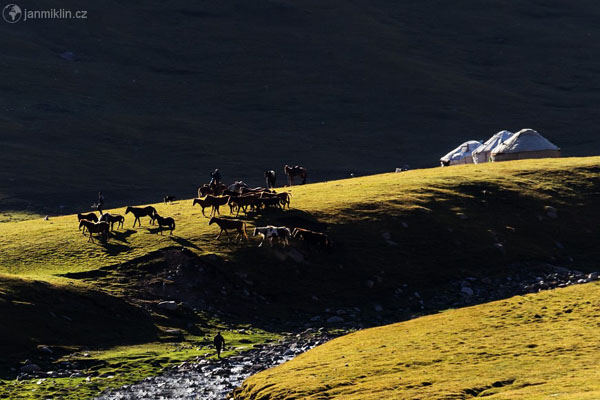 Pastevci u jezera Kul Ukok