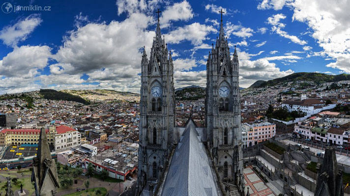 Quito z Basílica del Voto Nacional