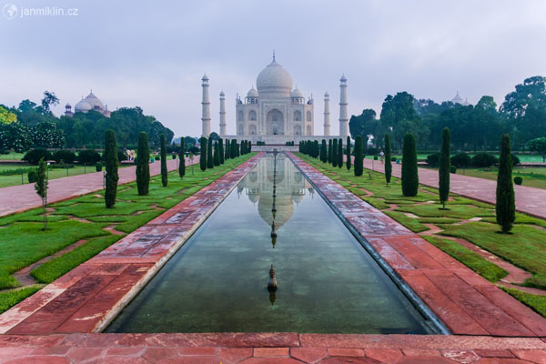 Tádž Mahal před úsvitem