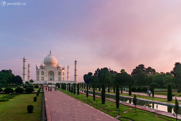 Tádž Mahal při východu slunce