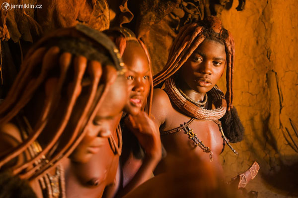 u Himbů v chýši