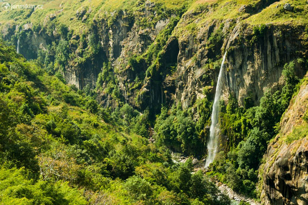 údolí Budhi Gandaki a vodopád