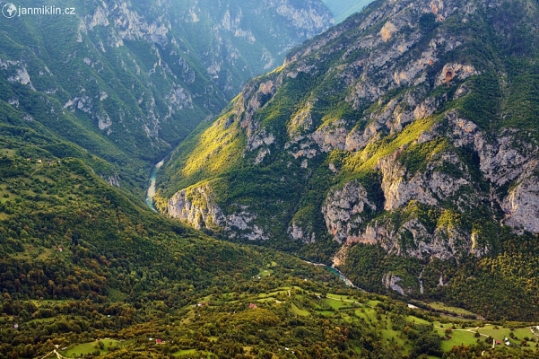 údolí Tary z vyhlídky Ćurevac, NP Durmitor