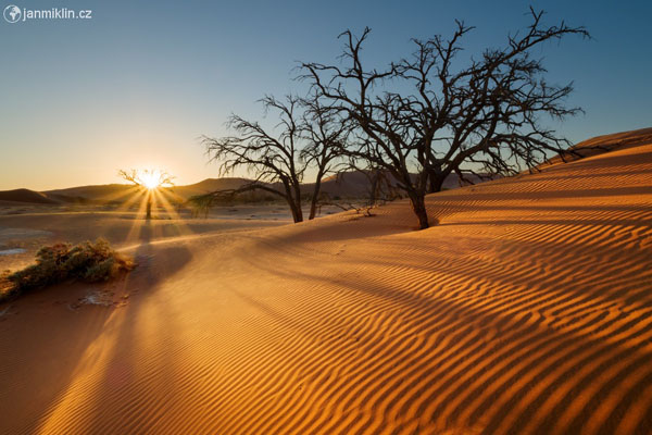 západ v Namibské poušti