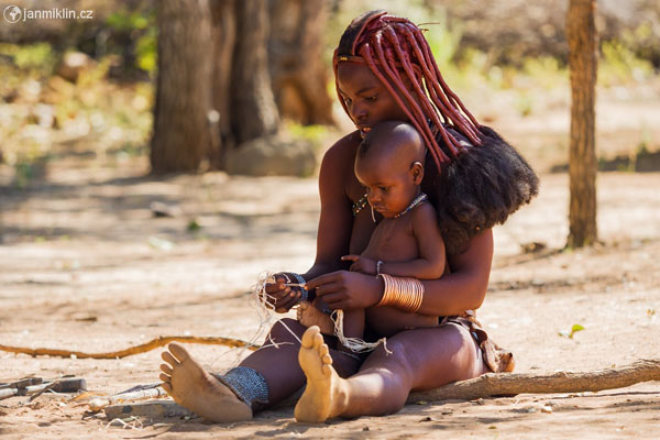 žena a dítě kmene Himba